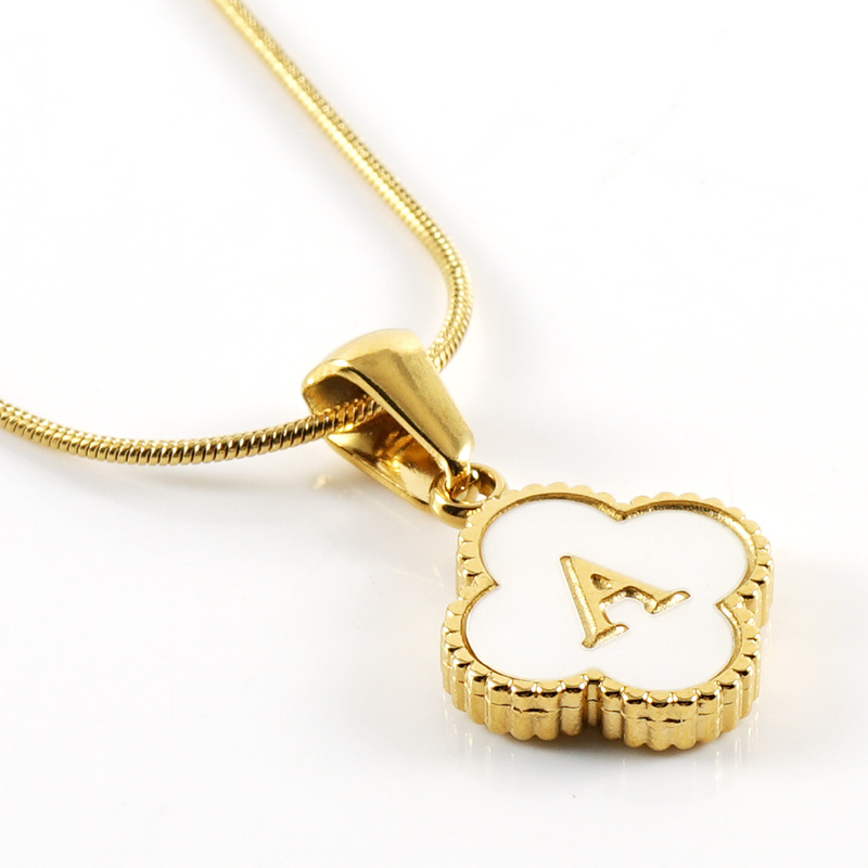 Europeo y americano transfronterizo de acero inoxidable trébol de concha carta colgante de oro 26 letra inglesa collar de hueso de serpiente de acero de titanio para las mujeres