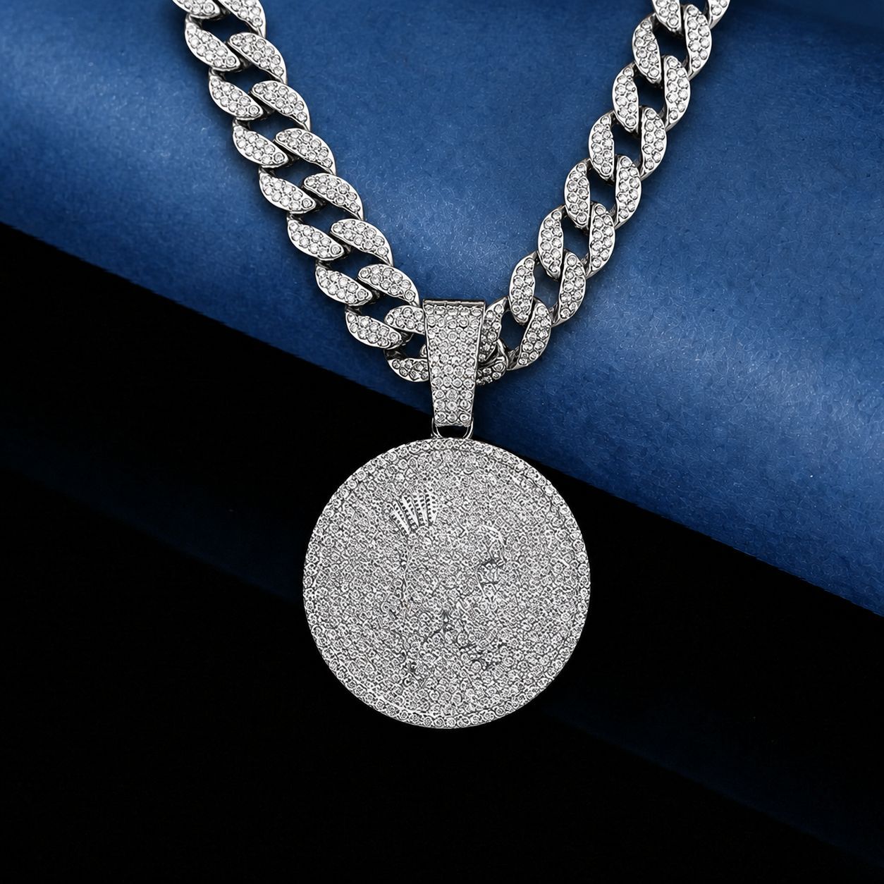 Europa y los Estados Unidos Hip Hop letras de diamantes K collar colgante sol estilo hombre accesorios de colgante de cadena de calle cubana
