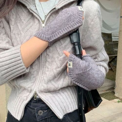 Glamorous gloves, winter essential, post-apocalyptic style, half-finger shell warming, trendy gloves