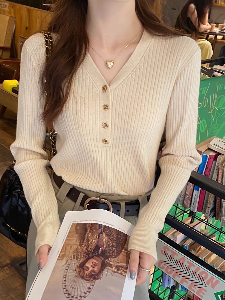 底のシャツの女性の中に柔らかいモチモチのセーターの2023新型の秋冬のニットは身を修めてやせて高級感のvネックの上着を現します。