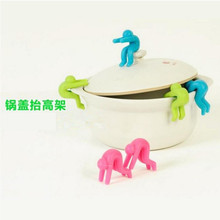 防溢硅胶小人抬高器支架 硅胶锅盖架勺筷子支架 小人手机支架批发