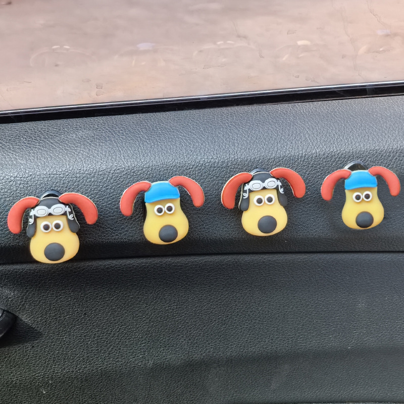La cabeza de la celebridad de Internet, la batería del coche, el gancho del coche, el gancho pequeño del coche del copiloto delantero, los accesorios del coche