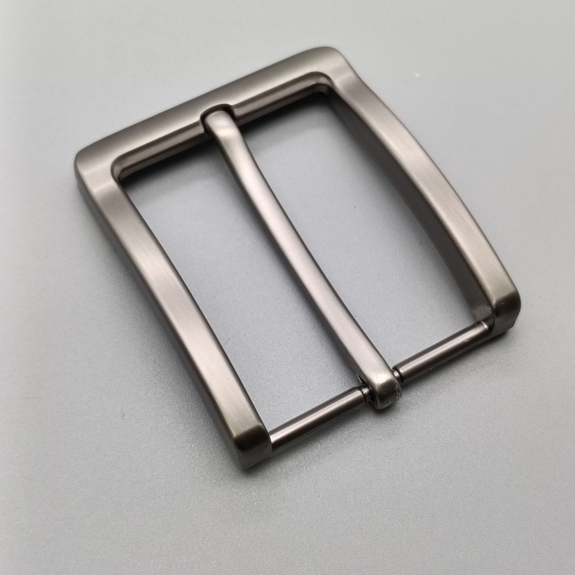 Comercio exterior al por mayor cinturón de aleación para hombres de alta gama hebilla 4.0 cinturón hebilla tipo aguja pistola de cuero dibujo negro