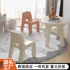 メーカーは子供用回転成形スツール、モダンでシンプルなプラスチック製のローテーブルとスツール、インターネット有名人の背もたれ、幼稚園のベビーテーブルと椅子を供給しています。
