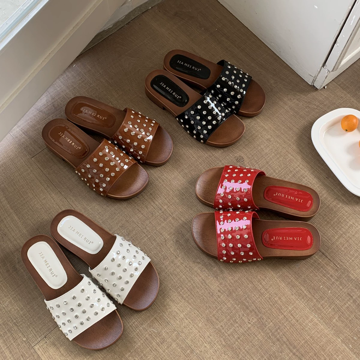 2025 новые стильные тапочки с заклепками для женщин, летняя верхняя одежда, универсальные пляжные сандалии на плоской подошве и тапочки для женщин на пляже, повседневные тапочки