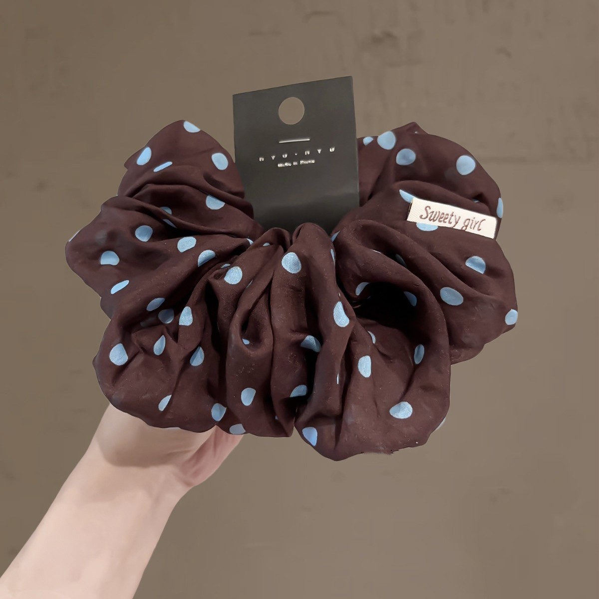 Elegant scrunchie med prickar för kvinnor i kaffefärg nyans_voghion.com