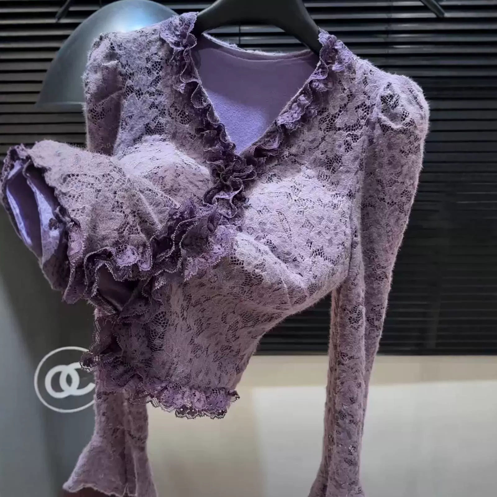 法式复古温柔风V领磨毛加绒蕾丝衫女春季修身显瘦打底内搭上衣