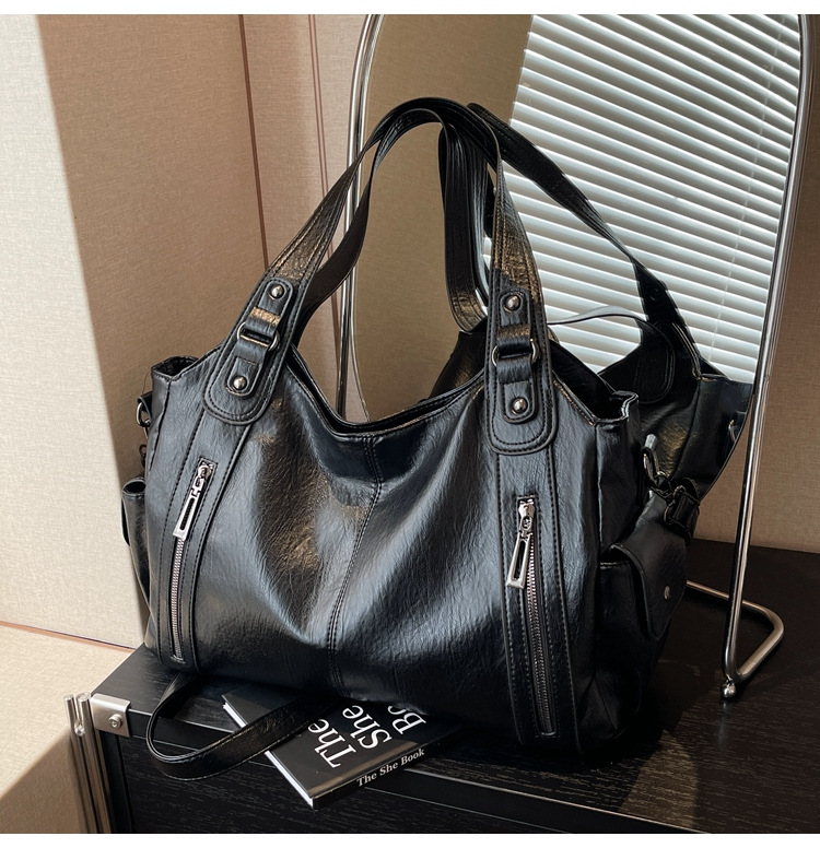 Vintage Women's Tote Bag With Rivets Large Capacity Shoulder Bag_voghion.com