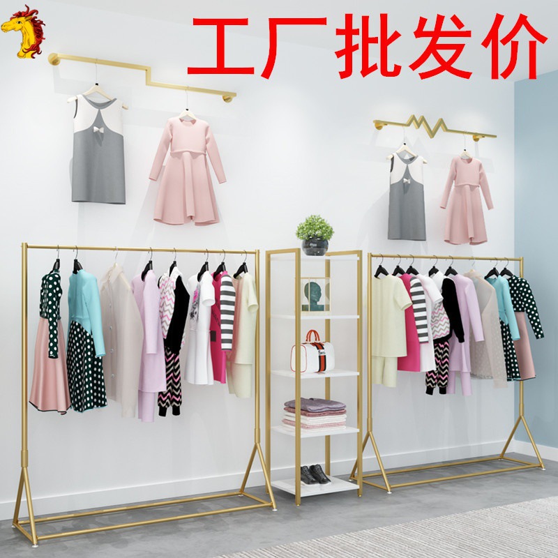 订在墙上时尚服装店货架上墙凉衣挂衣服的展示架衣架男装店店面侧