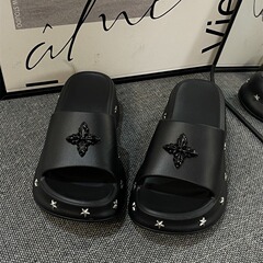 EVA坂とスリッパの女性は夏に厚い底を着て糞感2025の新型夏ネット赤サンダルを踏んで外出する