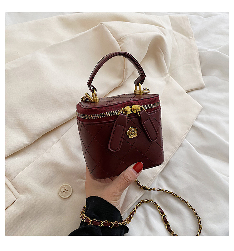 Women's New Spring Fashion Hand-held One-shoulder Lingge Embroidery Thread Messenger Bucket Bag 12*11*7cm display picture 5