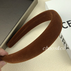 A very stylish velvet headband that makes the skin look radiant, with a mature pumpkin color, creating a gentle and lazy atmosphere, suitable for outdoor use with a high crown.
