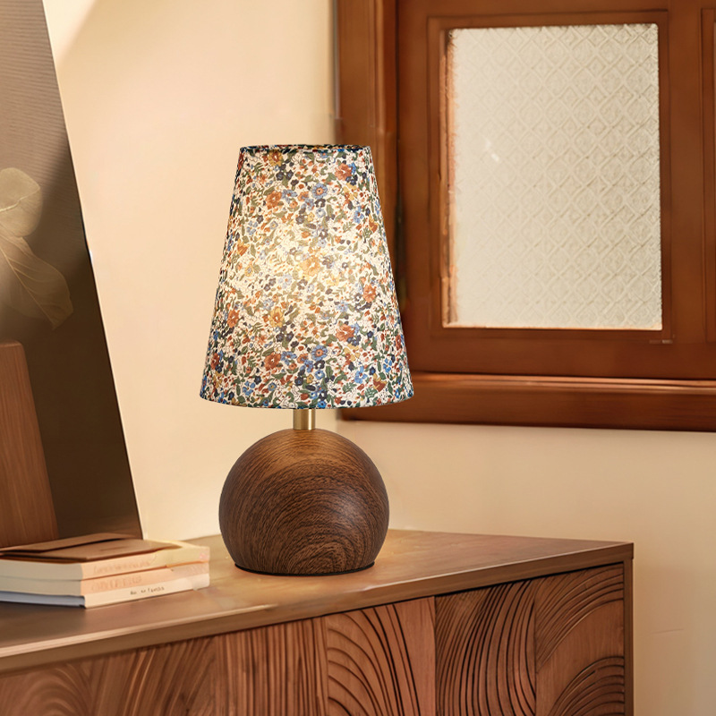 Living Room Table Lamp, High-End Retro Small Lamp, Solid Wood Bedroom, High-Looking Night Light, Mid-Century Style Bedside Atmosphere Lamp 521L
