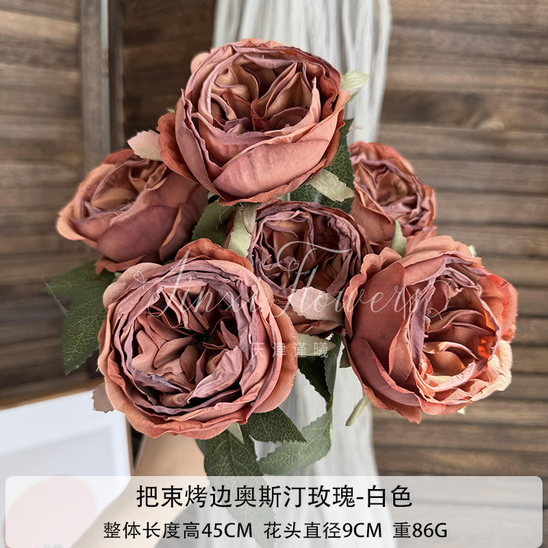 縁を焼く7頭のオースティンバラを花の結婚祝いの結婚式に飾った造花の家の客間に生け花を飾る|undefined