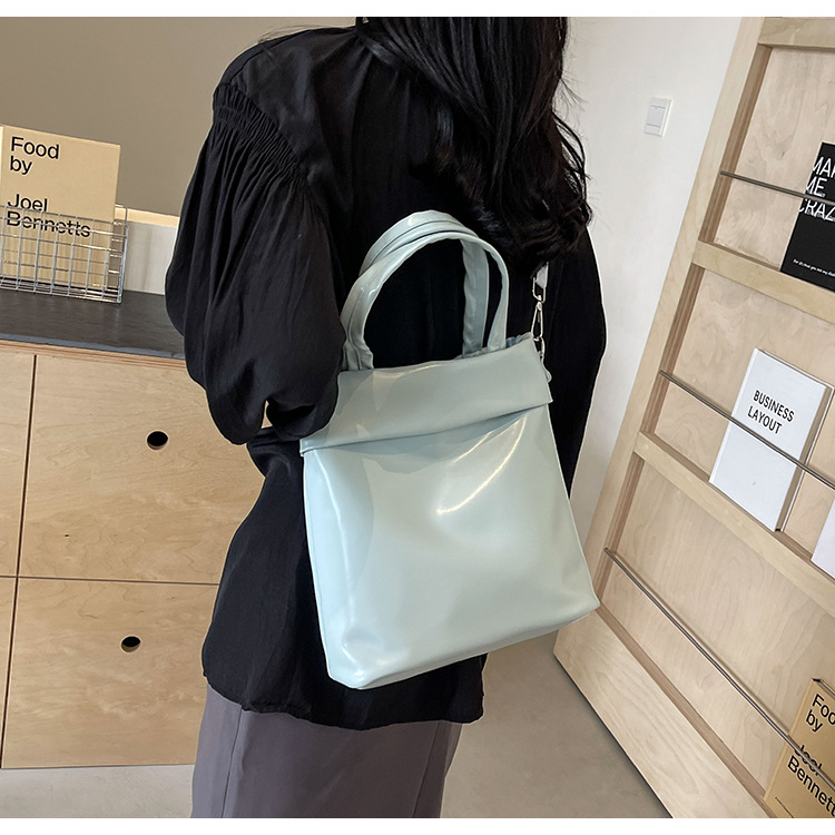 Women's Medium Pu Leather Solid Color Basic Classic Style Magnetic Buckle Tote Bag display picture 32