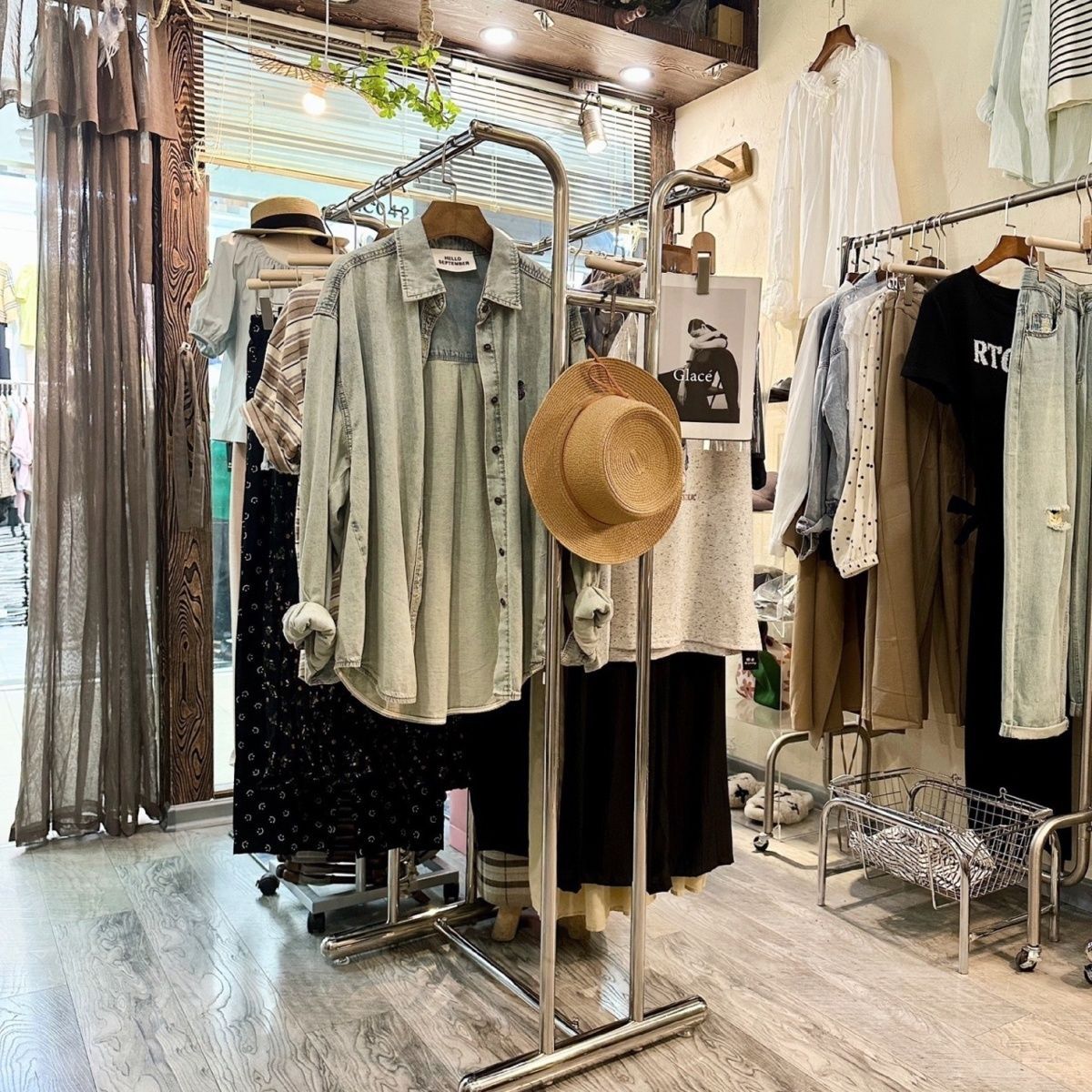 Tienda de ropa colgante simple doble fila de ropa negra estante de exhibición de ropa de mujer suelo estante de exhibición paralela especial