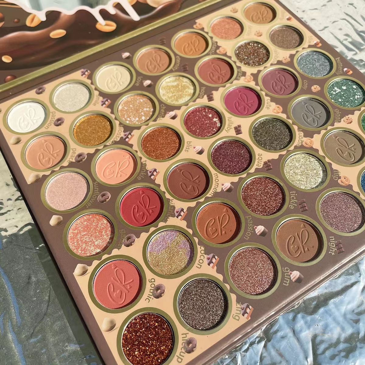 Nuevo chocolate transfronterizo de segunda generación de 42 colores de sombra de ojos de puré de patata color tierra Placa de sombra de ojos de perla exportada a México