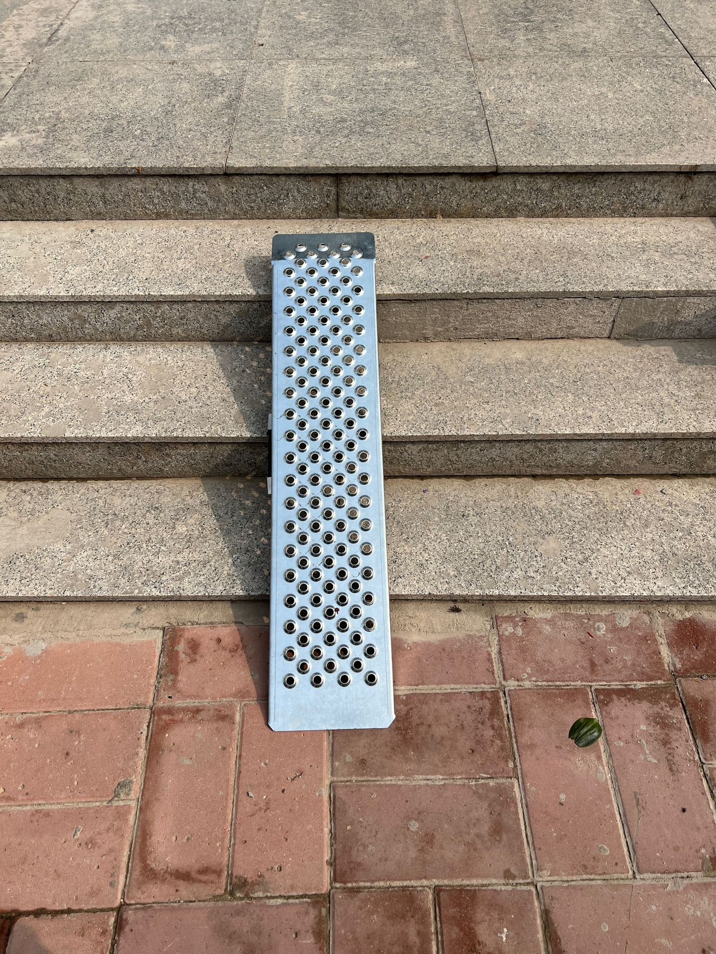 Rampa de motocicleta gruesa en la rampa de embarque para silla de ruedas pedal plegable escalera antideslizante artefacto sin barreras