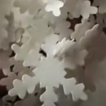 結婚式の手投げ花、春の花火の詰め物、カラフルなミックスカラーの金箔紙、雪の結晶の詰め物、正方形のスライス|undefined