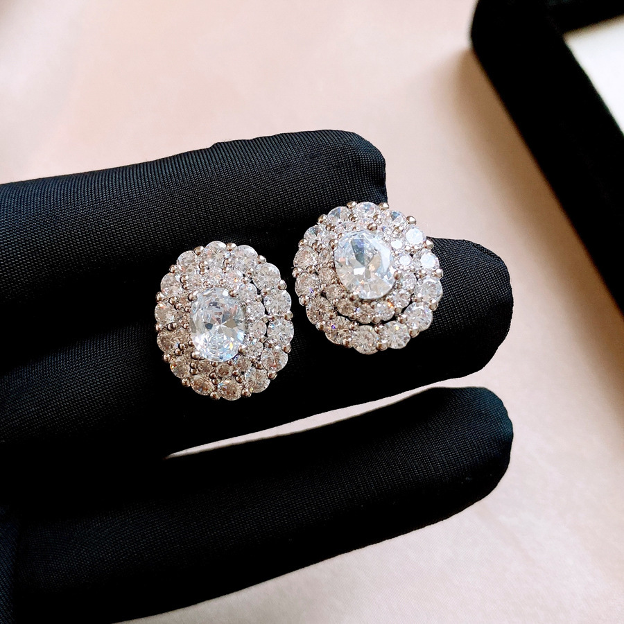 Pendientes de alta gama de lujo ligero transfronterizo de aguja de plata de galvanoplastia de oro real, pendientes de personalidad de nicho, pendientes de alta gama de moda al por mayor