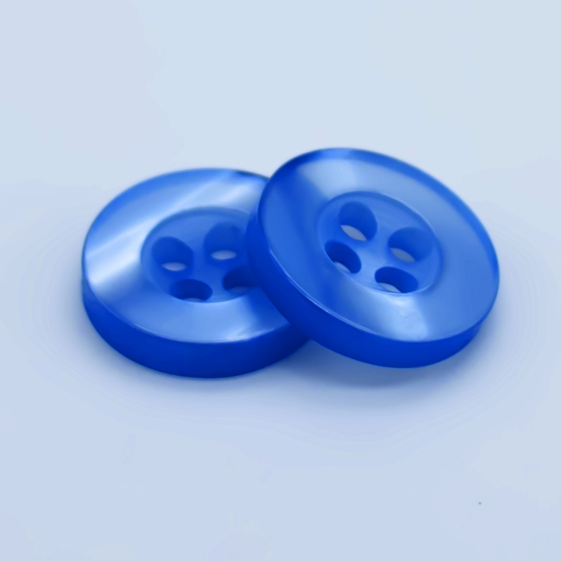 Venta al por mayor de color Botón de camisa de resina hebilla de cuatro ojos transparente blanco y negro Botón de pan teñido en stock botones