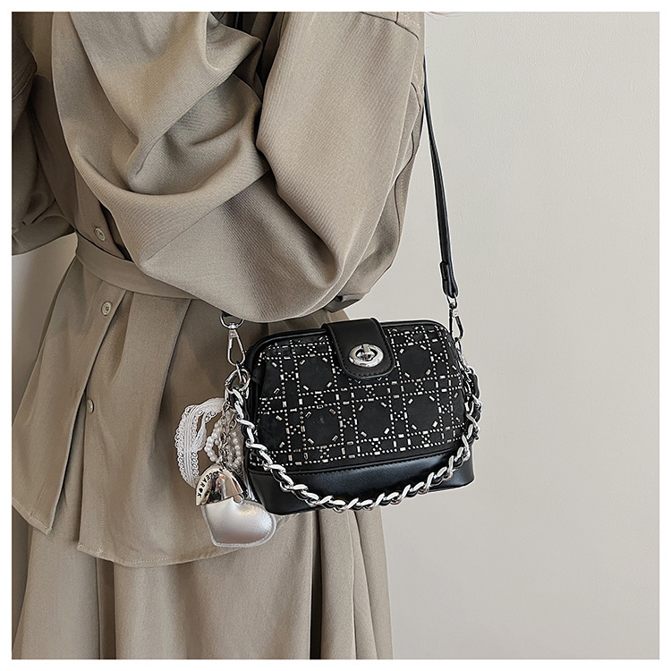 Summer bag: Women's hot diamond lock chain hand-held bucket bag 2025 New style denim blue single-shoulder fashionable crossbody bag undefined