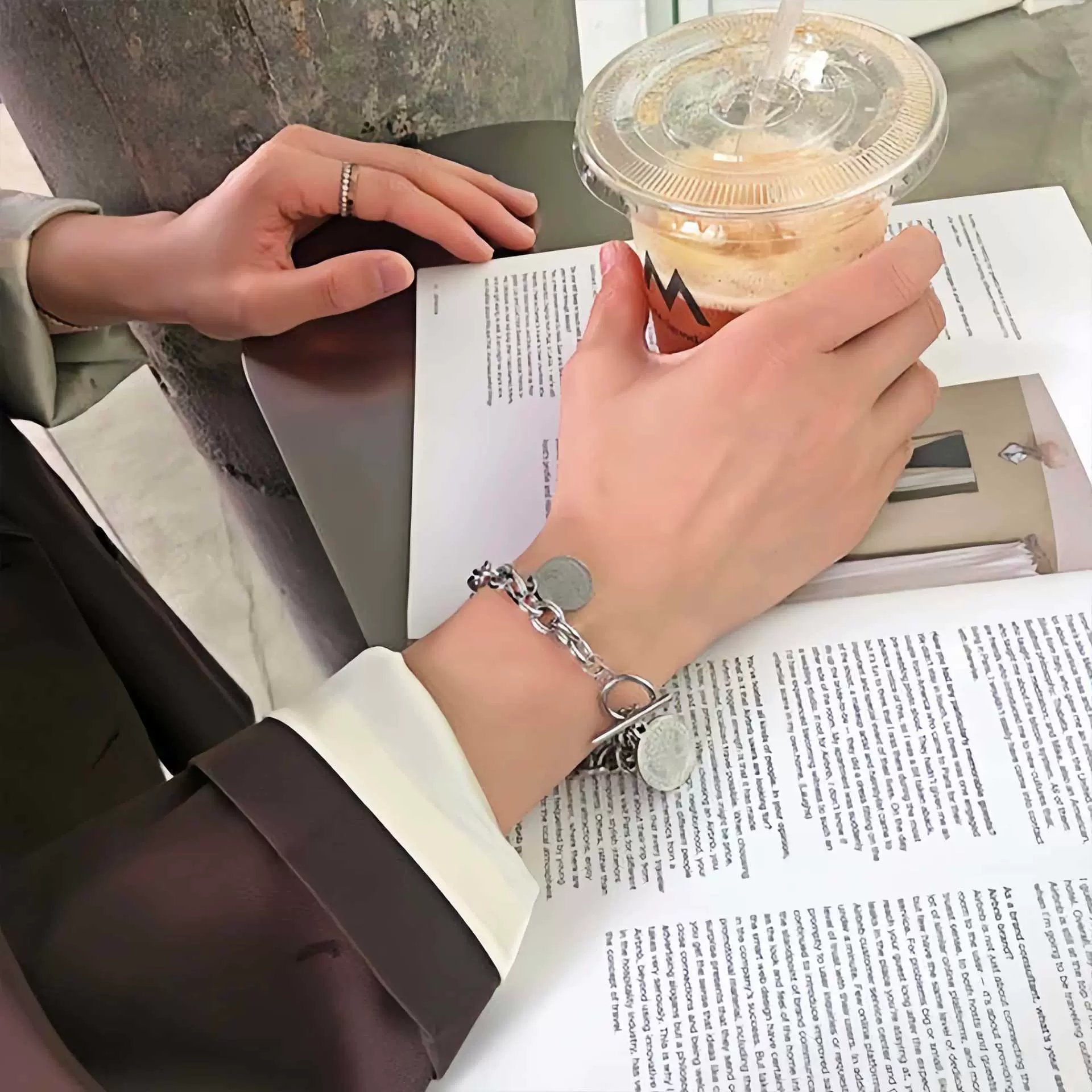 ins欧美冷淡风嘻哈个性钱币女王头像手链男女时尚小众潮流手饰品