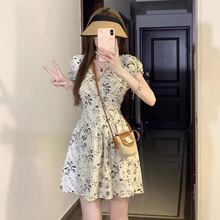 2026新款法式V领碎花连衣裙女夏季收腰显瘦气质甜美小个子a字短裙