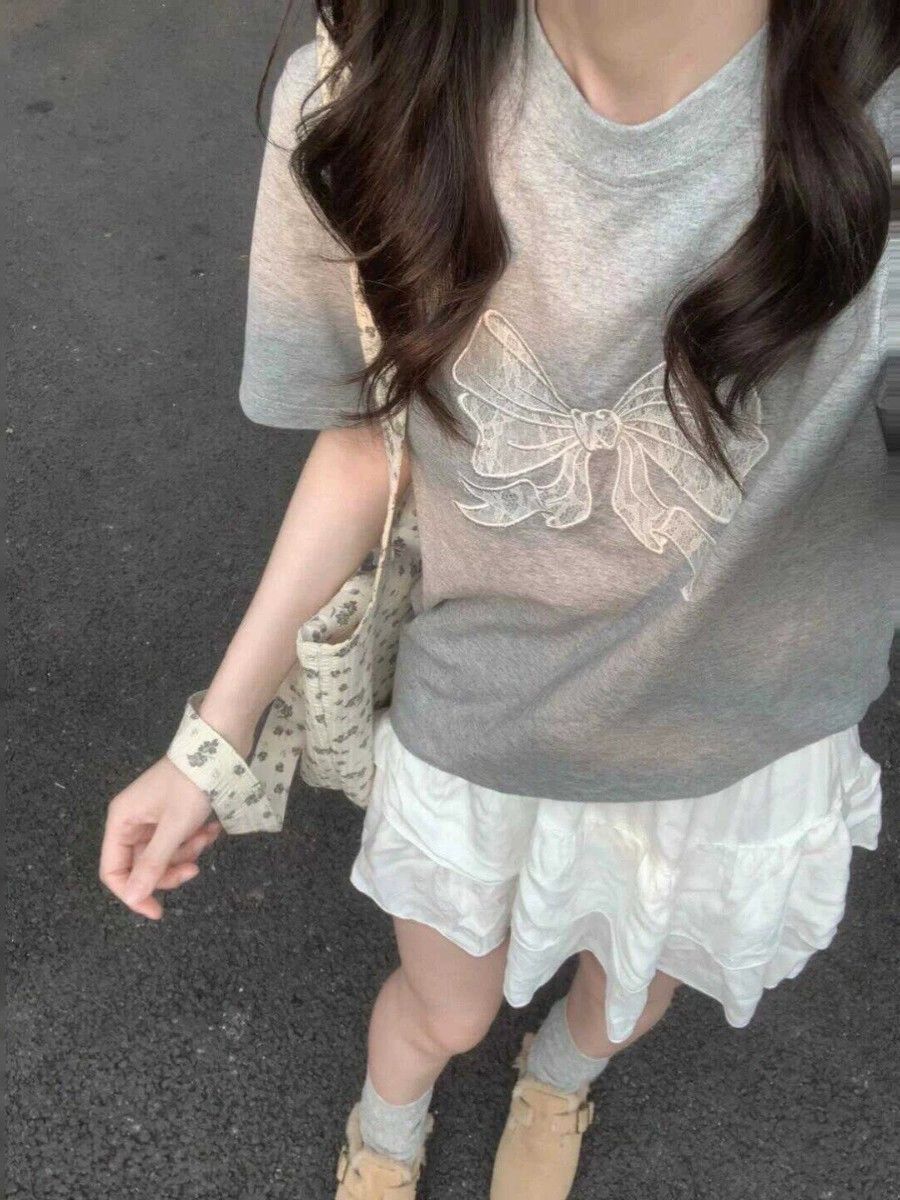 Áo thun nữ cổ tròn thêu nơ bướm, form rộng, chất cotton thoáng mát — màu xám