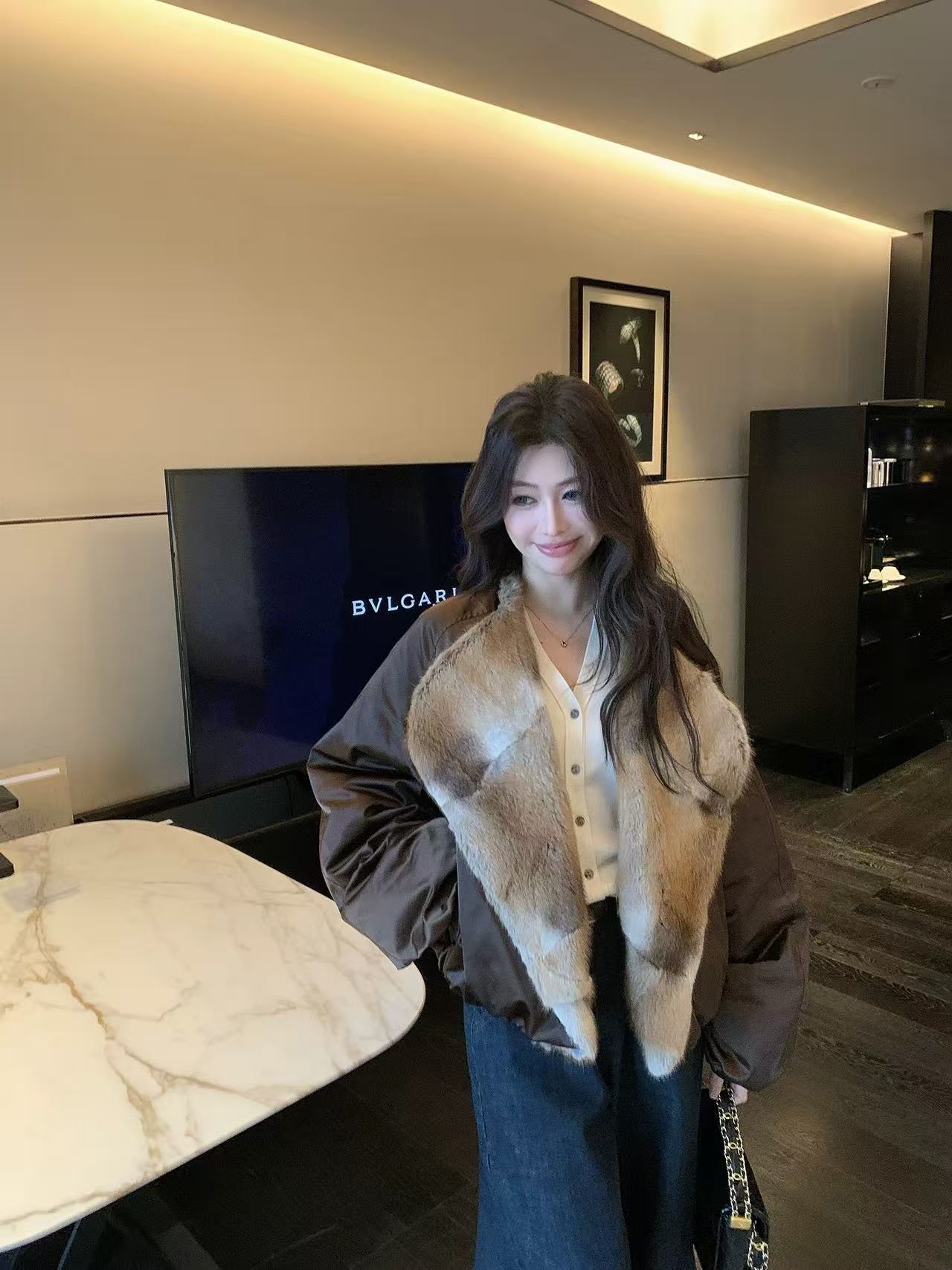 Corea del Sur suelta inswind2025 invierno nuevo estilo casual de contraste de color ecológico cuello de lana mujer abrigo de pluma corta