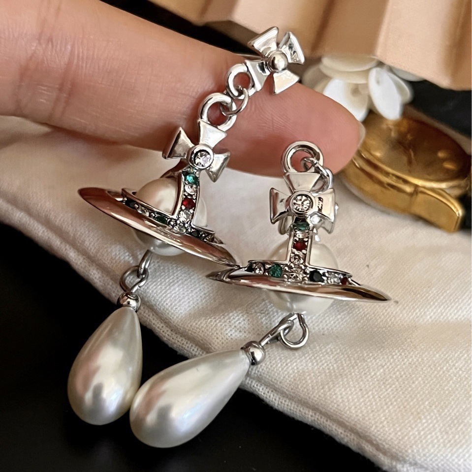 Classic three dimensional earrings from pearl drop-shaped