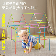 幼稚園の大きいクラスのデスクトップのおもちゃの中クラスの益智の小さいクラスの区の角の構築区の活動はストローの積み木を投入します。
