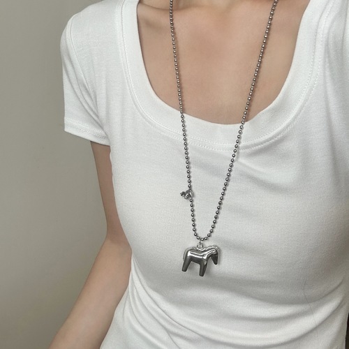 A Successful Horse Personality Metal Pony Bead Necklace with Unique Niche Design, Long Lockchain Collar Necklace