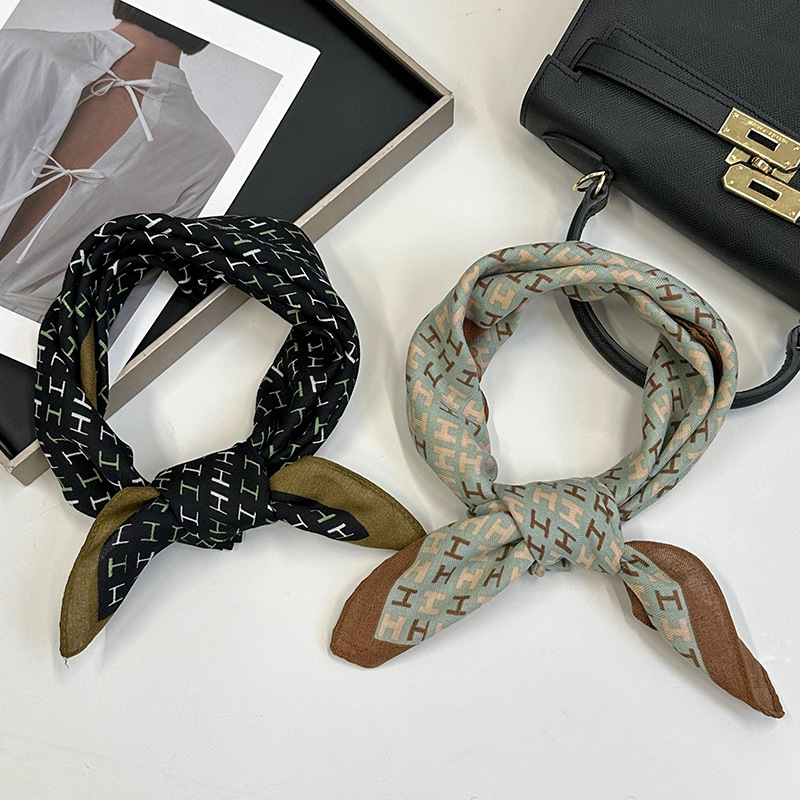 Bufandas de seda pequeñas bufandas cuadradas para mujeres versátiles 2025 nueva bufandas de algodón coreana de 65cm bufandas de seda correa de pelo al por mayor