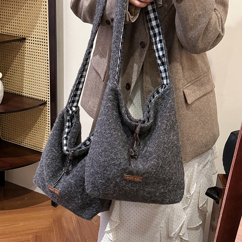 Otoño e invierno bolsas de lana mujeres 2025 nuevo estilo coreano bolsas de balde de peluche suave pegajosa estudiantes de clase de mochila de hombro de moda