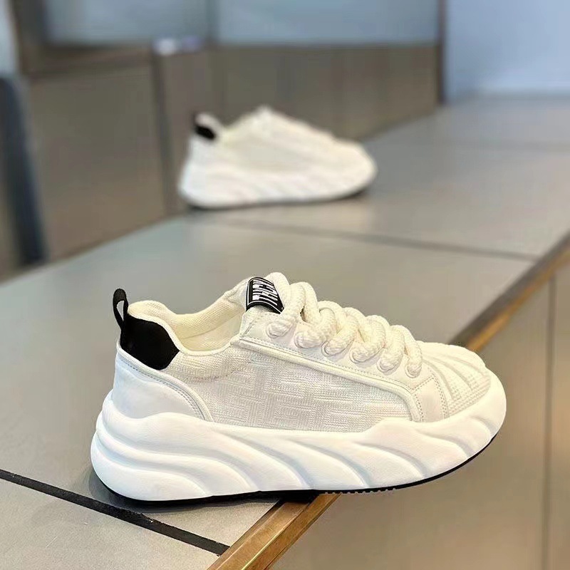 Zapatos de skate para hombres primavera 2026 nuevos zapatos deportivos transpirables juveniles tendencia de suela gruesa versátil zapatos blancos para hombres