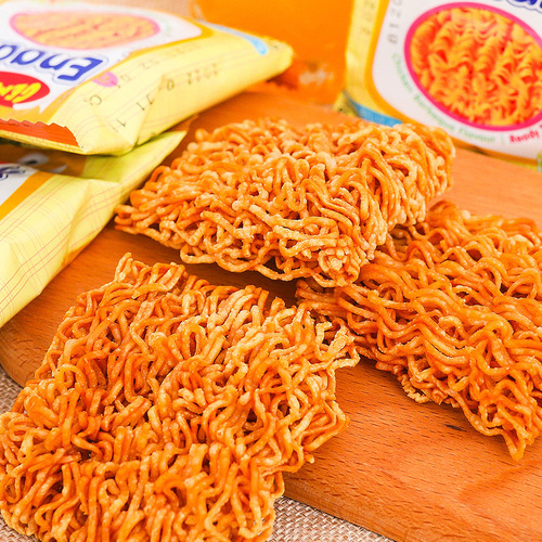 Indonesian Imported GEMEZ Chicken Crispy Noodles Hot BBQ Flavor 14g Chicken Noodles Snack Wholesale
