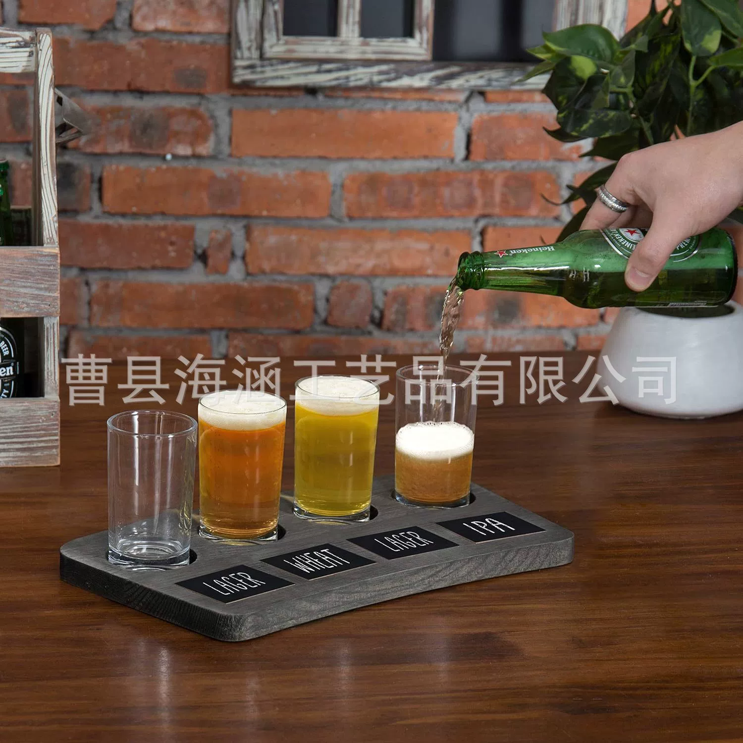 Винтажное серое деревянное пиво Полет дегустации очков с серверной панелью с этикеткой для доски
