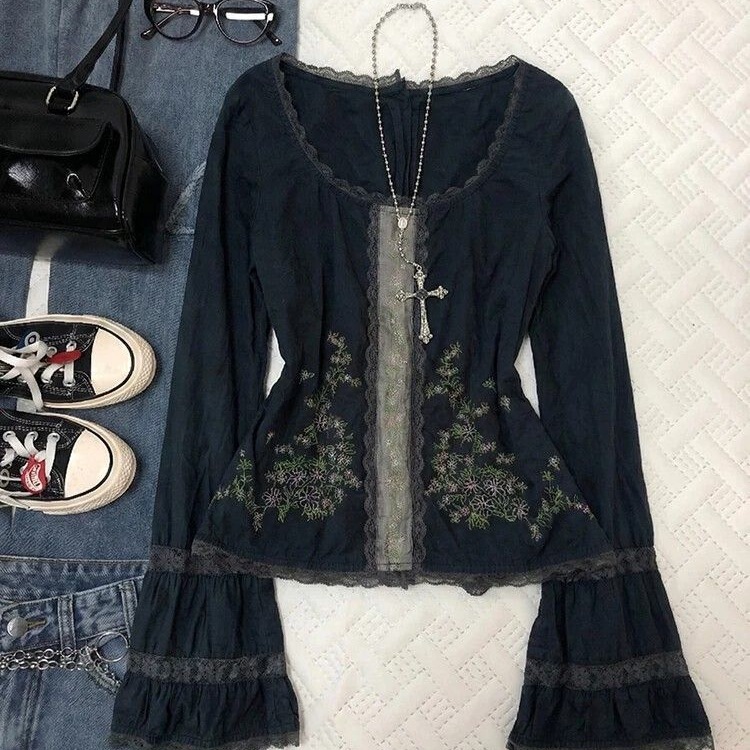Black Retro Lace Patchwork Flared Sleeve Long-Sleeve T-Shirt for Women, Summer Design with Embroidered Top