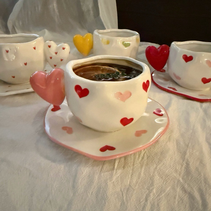 Ins estilo coreano irregular mano cerámica taza de café plato mango en forma de corazón dibujado a mano amor taza de cerámica