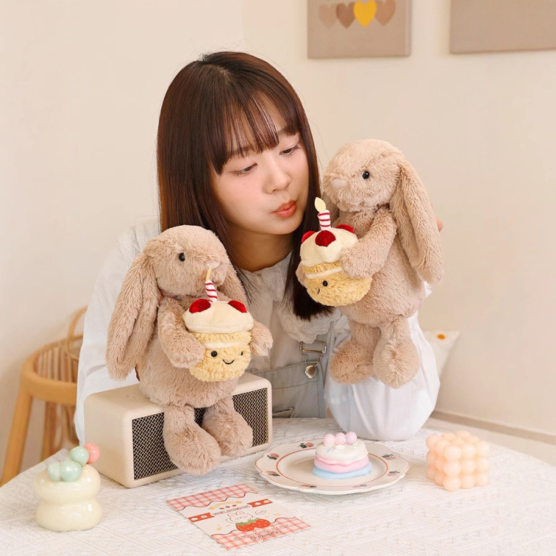 Coniglio giocattolo che tiene in mano una torta, regalo di compleanno, morbido peluche per bambini e collezionisti_voghion.com