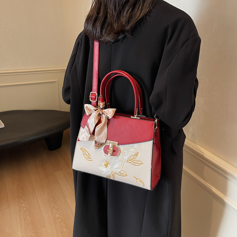 Light Luxury Women's Handbag New Niche Design National Style Embroidered Large Capacity Tote Bag For Moms And Commuting - Thumbnail 4