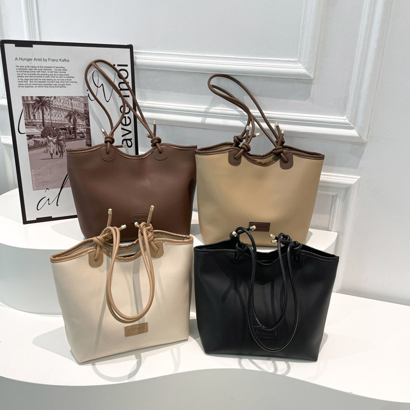 Bagos de mujer de gran capacidad de estilo extranjero simple 2025, nueva moda, bolsas de viaje casuales de hombro, bolsas de hombro debajo de las axilas.
