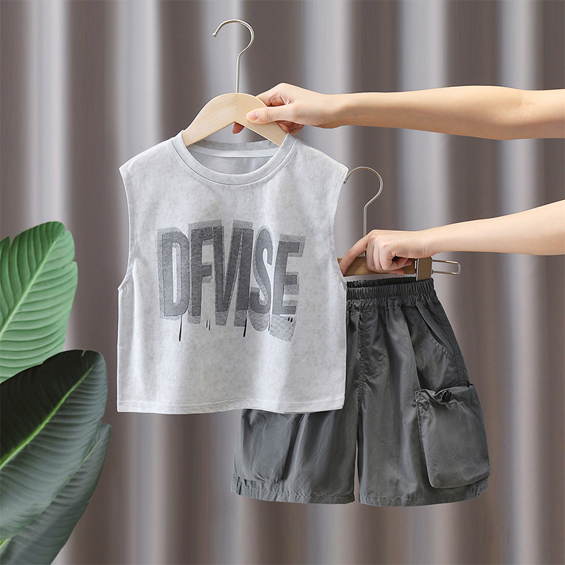 7404 Conjunto de chaleco con letras para niños Verano 2025 Nuevo traje para niños Versión coreana suelta y delgada de dos piezas sin mangas