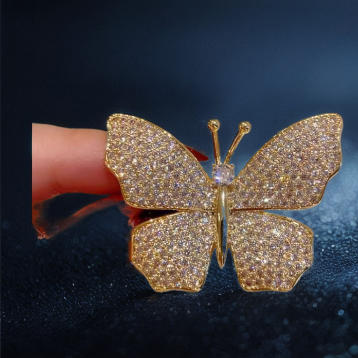 2024 Super Beautiful French Retro Full of Diamond Delicate Butterfly Brooch Corsage Elegant All-match Coat Pin