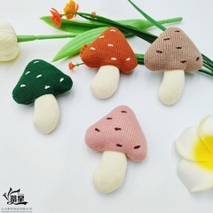 かわいい布芸の立体は綿のキノコの人形のブローチを詰めます。