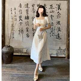夏季2026新款小香风法式设计感小众气质收腰显瘦白色方领长裙
