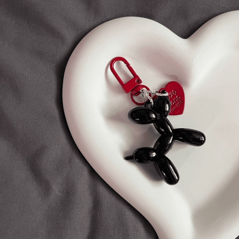 Perro negro brillante + botón de amor rojo