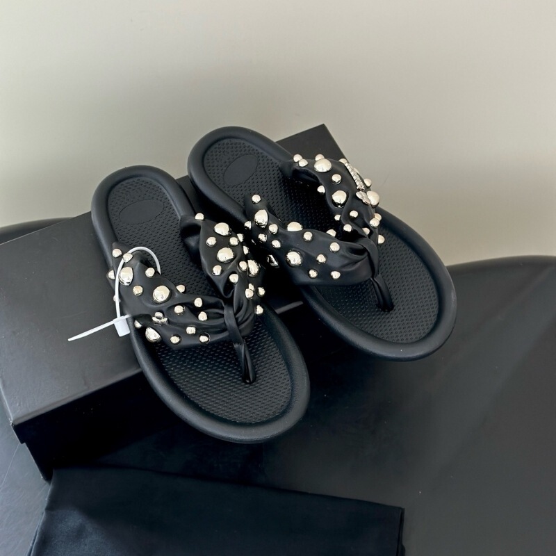 【migua】Rivet co-branded flip-flops with silver studs, fluffy wide straps, outdoor thong sandals for vacation and beach
