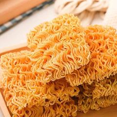 Hand-palm crisp noodles nostalgia 90s internet celebrity instant noodles leisure snacks food crispy noodles instant noodles quick food